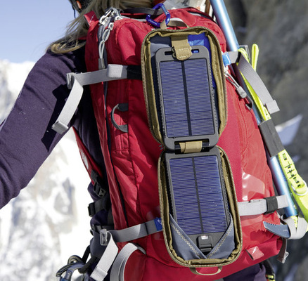 
Mehr als modischer Schnickschnack: Outdoor-Solargeräte werden bei Expeditionen und Reisen zu unentbehrlichen Helfern. Das Equipment entwickelt sich ständig weiter.
