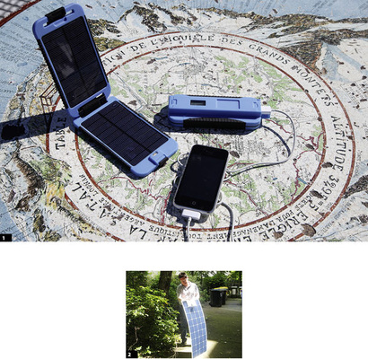 
1
 Auch abseits der Stromnetze niemals die Orientierung verlieren: Mobile Kleinstphotovoltaik macht es möglich. 


2
 Christopher Aloise zeigt auf dem Hinterhof des Ladengeschäfts von Euroline Solar in Berlin, wie flexibel sein Apollo Flex mono ist.
