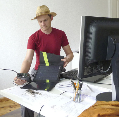 
Sven Tackmann bei der Arbeit für seinen Solarbag-Shop. Er ist Inhaber und Geschäftsführer, die Büros und die Lagerräume befinden sich in Lindow bei Berlin.
