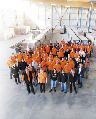 
Das Team des Solarzentrums Allgäu in Biessenhofen: Dort wurden kombinierte Hybridmodule aus kristallinen Siliziumzellen und einem wassergeführten Wärmetauscher schon vor Jahren entwickelt. Die Paneele werden auch im Allgäu gefertigt.
