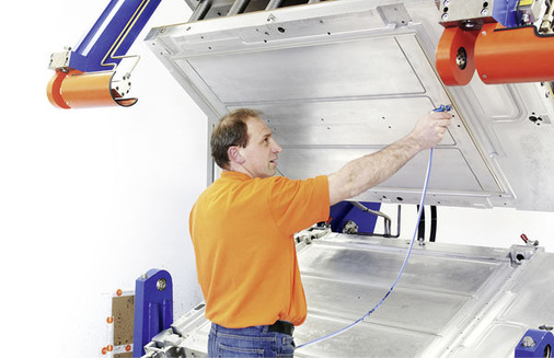 
Die Produktionslinie am Solarzentrum Allgäu kann im Jahr 30 Megawatt liefern. Die Maschinen zur Verarbeitung der Siliziumzellen und Laminate wurden eigens für die Hybridmodule adaptiert.
