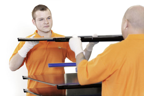 
Präzision und laufende Kontrollen sichern die Qualität der Hybridmodule, die dünner als gerahmte Solarmodule sind.
