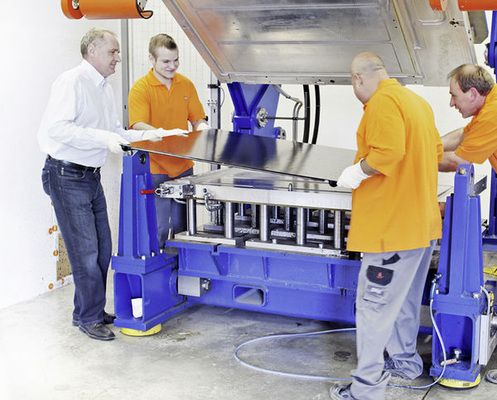 
Das Laminat und der Wärmetauscher werden mit Kunststoff verbunden, um die Dichtheit über viele Jahre zu garantieren. Seit 2010 läuft die Fabrik in Biessenhofen.
