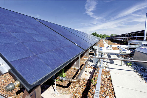 
Auf diesem Schulneubau in Ulm wurden die PV-Therm-Module des Solarzentrums Allgäu installiert. Die solare Wärme dient dazu, die Temperatur im Erdreich unter der Schule anzuheben. Aus dem Boden bedienen sich tiefe Erdsonden, um eine Wärmepumpe zu speisen. Die PV-Therm-Module sparen teure Bohrungen ein.
