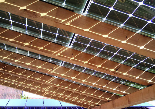 
Spannende Idee: Semitransparente Solarmodule mit dünnen Gläsern für einen Carport von Solarwatt.
