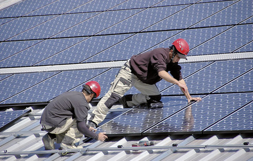 <p>
Möglichst fehlerfrei und schnell soll die Montage der Module auf dem Dach erfolgen. Die Modulhersteller haben durchaus die Möglichkeit, den Installateuren die Arbeit leichter zu machen.
</p> - © Foto: IBC Solar

