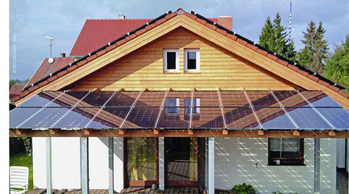 
Sonne für die Veranda und den Wintergarten: Die Dünnglasmodule liefern solare Energie und Schatten für das Plätzchen vorm Haus. Solche Konzepte öffnen der Photovoltaik neue Anwendungen.
