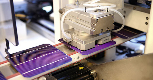 
Zellfertigung bei Innotech Solar in Halle an der Saale. Das Unternehmen kauft schadhafte kristalline Zellen auf, verödet die Defekte mit Lasern und nutzt die reparierten Zellen für leistungsstarke Module. Nun steigt die Nachfrage aus dem deutschsprachigen Raum, weil die chinesischen Modulhersteller wegen der Antidumpingzölle unter Druck geraten.
