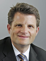 


ist Geschäftsführer von LG Solar in Ratingen bei Düsseldorf. Soeben hat LG die neuen Module Mono X Neon auf den Markt gebracht und dafür auf der Intersolar einen Award erhalten: für ihre Qualität und das technische Konzept. Obwohl die Modulhersteller in der Krise stecken, baut LG seine Marktanteile aus. Trotz höherer Preise als die Konkurrenz. Michael Harre nennt dafür gute Gründe.
