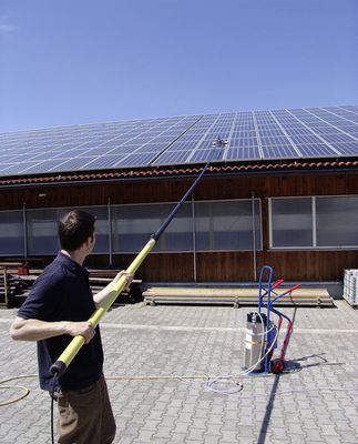 <p>
Der Reiniger kann vom Boden aus arbeiten, wenn Dachhöhe und Neigung dies erlauben. Hier wird ein Gewerbedach mit einer 15 Meter langen Teleskopstange vom Boden aus gereinigt.
</p> - © Foto: Foto: Sunclex

