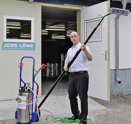 
Der Berliner Unternehmer Jens Löwe bietet Komplettsysteme zur Solarreinigung.
