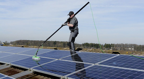 
Steigt der Reiniger aufs Dach, nimmt er nur die Bürste mit nach oben. Der Wasseraufbereitungsbehälter bleibt am Boden stehen. Der Wasserzufluss kann per Hahn an der Teleskopstange an- und ausgeschaltet werden.
