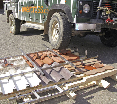 
Wenn das mal kein Test ist: Die Spezialisten von SE-Consulting haben den Universaldachhaken ausgiebig geprüft. Zugegeben: auf ungewöhnliche Weise.
