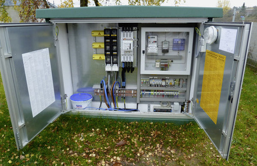 
Expertise im Elektrohandwerk zahlt sich aus: Durch den Eigenverbrauch und steigende Anforderungen für den Netzanschluss der Anlagen wird die Arbeit des Elektroinstallateurs immer komplexer und aufwendiger. Wichtig ist, dass die Installation dennoch übersichtlich und strukturiert erfolgt. Das erleichtert die Wartung und Reparaturen.
