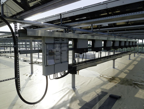 <p>
Installation von Wechselrichtern unter den Montagegestellen eines Solarkraftwerkes. Auch die Zähler und Sicherungen für den AC-Anschluss sind übersichtlich angeordnet und leicht zugänglich.
</p>