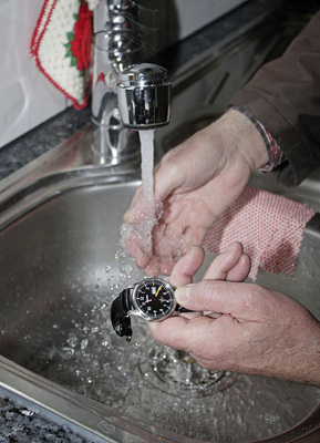 
Bis das warme Wasser an der Zapfstelle ankommt, darf nur eine relativ kurze Zeitspanne vergehen. Das ist durch die Rechtsprechung festgelegt und bei der Warmwasserbereitung ebenso zu beachten, wie die Bereitstellungstemperatur, die Zapftemperatur und die hygienischen Vorschriften. Wer warmes Wasser beispielsweise durch Zirkulationspumpen schnell an den Hahn bringt, beugt auch unnötigen Wasserverlusten vor.
