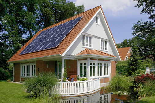 
Wer heute noch ohne Solaranlage baut, baut unzeitgemäß. Anbieter wie Schüco stellen Komplettpakete zusammen, um den Wärmebedarf regenerativ zu decken.
