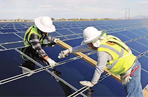 
Der Bau eines Solarkraftwerks dauert mitunter mehrere Monate. Bis zum Verkauf vergeht noch mehr Zeit. Im Gegensatz zu großen Windrädern lassen sich Solarparks aber in mehreren Abschnitten oder Blöcken realisieren und veräußern
