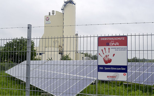 
Schon am Zaun und an den Eingangstoren werden die Diebe darauf hingewiesen, dass die Anlage mit künstlicher DNS gesichert ist. Diese kaum zu übersehbaren Hinweise sollen die Langfinger abschrecken.
