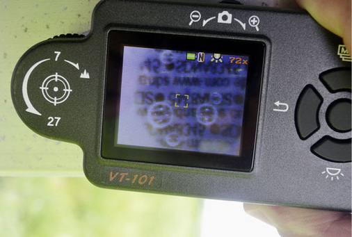 
Mit der Minilupe kann die Polizei die markierten Polymerdots auf das 250fache vergrößern. Der eingelaserte Code wird dann deutlich sichtbar.
