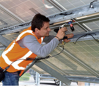 
Die Flüssigkeit mit den Polymerdots wird auf die Rückseite der Module gesprüht.
