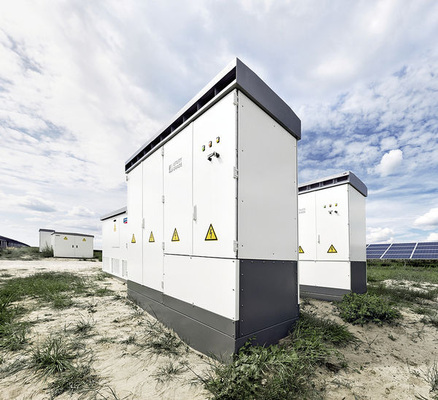 
Großwechselrichter von SMA: Bisher sind nur die wirklich großen Solarparks in das Stromnetz integriert. Kleinere Anlagen werden mit Rundsteuerempfängern verwaltet, die keine echte Einbindung ins Netz mit bidirektionalem Datenaustausch erlauben.
