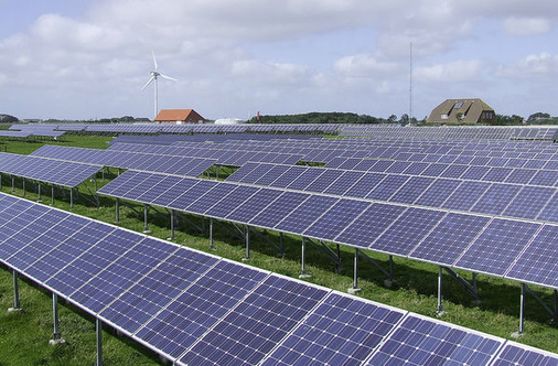 <p>
Seit nunmehr 30 Jahren stehen auf Pellworm Photovoltaikanlagen, um Sonnenstrom zu erzeugen. Sie werden durch Windräder ergänzt. Insgesamt handelt es sich um eines der größten Hybridkraftwerke Europas.
</p> - © Fotos: Smartregion Pellworm

