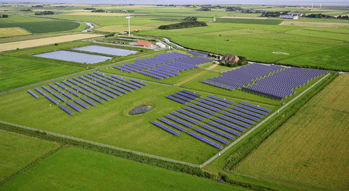 
Luftaufnahme der Modulfelder auf der Insel im Wattenmeer: Das Kraftwerk und die Speicherung des Solarstroms haben Vorbildcharakter für die Energiewende in Deutschland.
