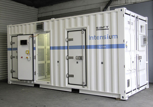 
Container für eine Lithium-Großbatterie von Saft. Der französische Hersteller hat die Lithiumtechnik maßgeblich vorangetrieben und erprobt derzeit einen solchen Speicher auf Pellworm.
