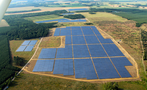 
Der Solarpark in Jännersdorf in der brandenburgischen Prignitz leistet rund 40,5 Megawatt. Er wurde im Sommer 2012 von der Parabel AG errichtet und ans Netz angeschlossen.
