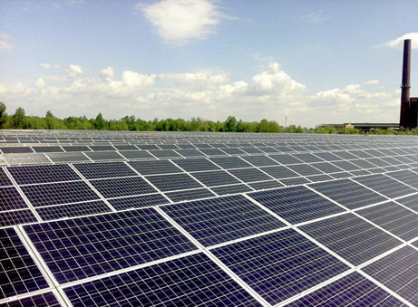 <p>
Dieser Solarpark in Sandersdorf-Brehna wurde von SRU Solar geplant und aufgebaut. Das Areal gehört zum Solar Valley im Großraum Bitterfeld-Wolfen, nördlich von Leipzig.
</p> - © Foto: SRU

