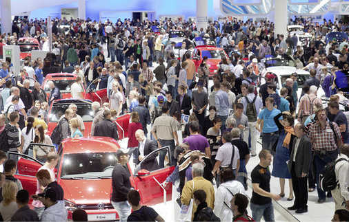 
So ähnlich sieht es bald wieder aus: Impressionen von der 64. InternationalenAutomobil-Ausstellung vor zwei Jahren in Frankfurt am Main.
