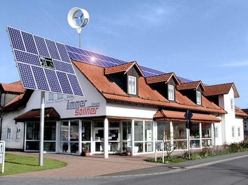 
Sonnenstrom vom Dach und vom Tracker, dazu Windkraft vom Mast in der Höhe: Das Unternehmen Limmer und Söllner GmbH Sanitär- und Heizungstechnik in Altenkunstadt bei Kulmbach nutzt alle Optionen.
