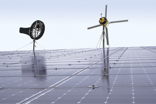 
Photovoltaik auf dem Hallendach, zwei Windräder auf dem Hof: Die Firma SBWW im schwäbischen Gäufelden baut ökologische Komplettsysteme für Gebäude und Fahrzeuge.
