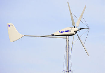 <p>
Horizontalrotor der Firma Easywind aus Enge-Sande im Norden Deutschlands. Das Unternehmen ist seit Jahren mit Kleinwindkraftanlagen unterwegs.
</p> - © Foto: Juettemann

