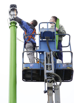 
Techniker der Firma Heyde Windtechnik installieren den Rotor vor einem Berufsbildungszentrum in Bernburg in Sachsen-Anhalt. Die Turbine leistet 2,5 Kilowatt.
