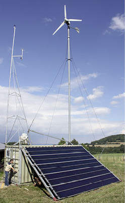 
Dieser Container mit Windkraft und Dünnschichtmodulen lässt sich praktisch überall installieren.
