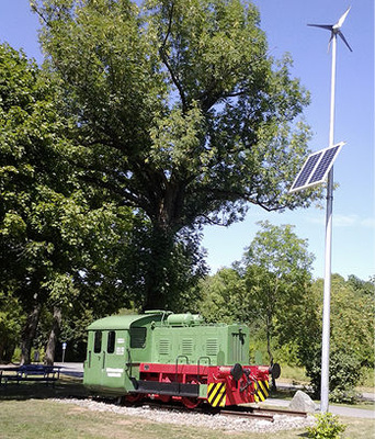 
Kombination eines Windgenerators Phaesun Air 40 mit zwei Solarpaneels (je 12 Volt/100 Watt) zur Nachtbeleuchtung einer Nostalgielok auf einem Park- und Rastplatz für Radfahrer in Korbach, Nordhessen.
