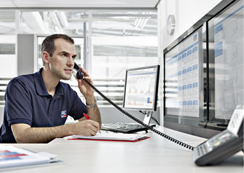 
Der erste Weg führt in der Regel über die Servicehotline des Herstellers. Eine Vielzahl von Fragen und Problemen lässt sich bereits auf diesem Kanal klären.
