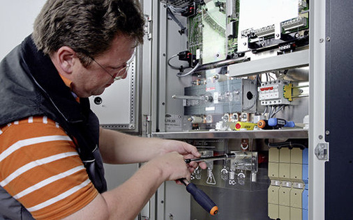 
Austausch der Leistungsteile bei einem Agilo von Fronius. Die Österreicher haben den 100-Kilowatt-Schrank aufgeräumt und die Baugruppen in Schübe eingeteilt. Mit wenigen Handgriffen lassen sie sich wechseln.
