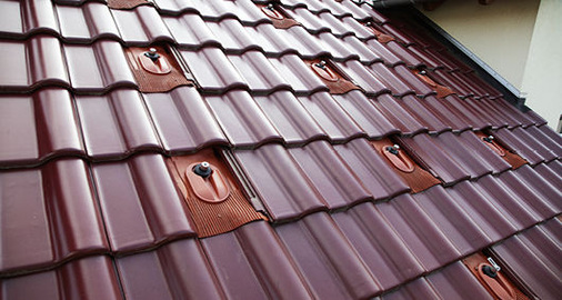 
Die Abdeckung des Solarhalters mit der universellen Grundplatte erleichtert die regensichere Einbindung in die Dachdeckung.
