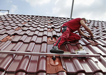 <p>
Die Montage der Modulschienen erfolgt auf dem Solarhalter. Anschließend erfolgt die Installation des Sonnengenerators mit den Modulklemmen und den Paneelen.
</p>