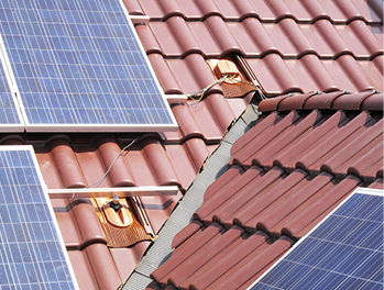 
Zur Verlegung der Anschlusskabel unter der Dacheindeckung wird der Venduct Kabeldurchgang eingesetzt. Das Bauteil liegt auf der universellen Grundplatte auf.
