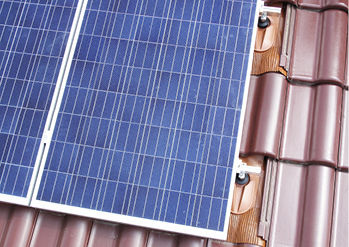 
Detailaufnahme der Dorne: Sie nehmen die Montageschienen mit den Klemmen auf. Mit dem Venduct Solarhalter und seinem Zubehör lassen sich viele verschiedene Installationssysteme für die Paneele adaptieren.
