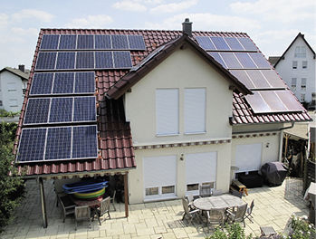 <p>
Die fertig montierte Aufdachanlage ist regensicher in die Dachdeckung eingebunden. Die sorgfältige Ausführung garantiert, dass die Solaranlage mindestens zwei Jahrzehnte fachgerecht auf dem Dach fixiert ist.
</p>