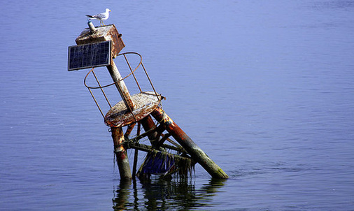 
Dieses „Montagesystem“ ist sicherlich nicht durch den TÜV qualifiziert. In der Offshore-PV gelten jedoch besondere Anforderungen. Allerdings zeigen viele Systeme zur Dachmontage teilweise erhebliche Mängel.
