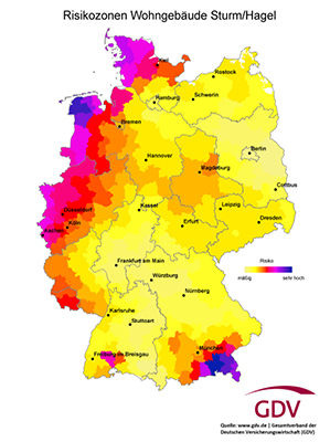 <p>
Im Nordwesten und Südosten Deutschlands treten Sturm und Hagel am häufigsten auf. Während es an der Nordsee vor allem Winterstürme gibt, sind es in Bayern überwiegend Hagelschauer.
</p> - © Grafik: GDVv

