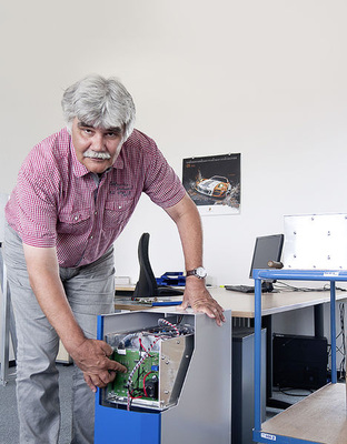 
Harald Heinrich ist einer der drei Gründer der REM GmbH in Rottenburg bei Landshut. Stolz präsentiert er das neue Accu System aus modularen Lithium-Ionen-Zellen.
