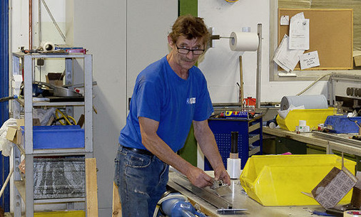 
Blick in die Gestellproduktion der REM GmbH. Der Mitarbeiter fertigt unter anderem das Montagesystem Delta Wing für Flachdächer.
