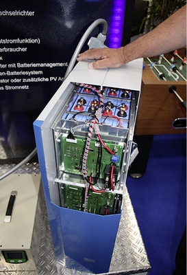 
Tiefer Einblick: Das Accu System wird komplett mit Ladeelektronik und Energiemanager geliefert. Die Zellen befinden sich in Einschüben, um sie schnell und unkompliziert austauschen zu können.
